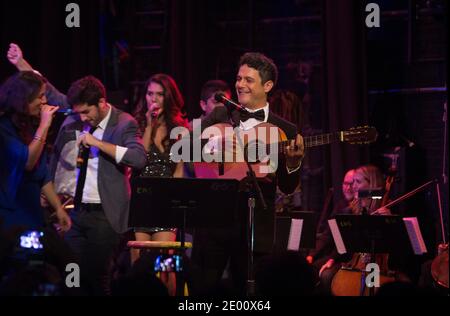 Alejandro Sanz ha conseguito una laurea honoris al Berklee College of Music di Boston, ma, USA, il 6 novembre 2013. La presentazione è seguita da un concerto che mostra la sua musica come interpretata dagli studenti e dalla facoltà di Berklee e ha anche caratterizzato Sanz stesso su canzoni selezionate. Foto di Keiko Hiromi/ABACAPRESS.COM Foto Stock