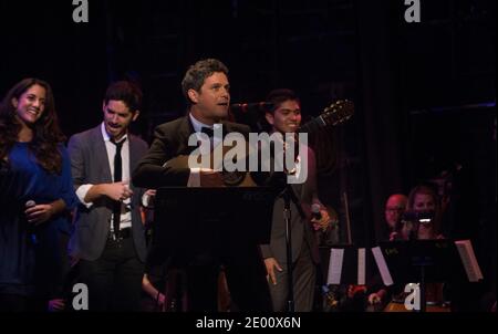 Alejandro Sanz ha conseguito una laurea honoris al Berklee College of Music di Boston, ma, USA, il 6 novembre 2013. La presentazione è seguita da un concerto che mostra la sua musica come interpretata dagli studenti e dalla facoltà di Berklee e ha anche caratterizzato Sanz stesso su canzoni selezionate. Foto di Keiko Hiromi/ABACAPRESS.COM Foto Stock