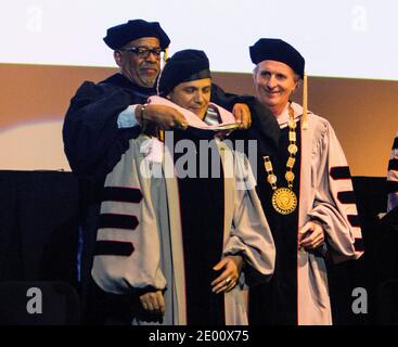 Alejandro Sanz ha conseguito una laurea honoris al Berklee College of Music di Boston, ma, USA, il 6 novembre 2013. La presentazione è seguita da un concerto che mostra la sua musica come interpretata dagli studenti e dalla facoltà di Berklee e ha anche caratterizzato Sanz stesso su canzoni selezionate. Foto di Keiko Hiromi/ABACAPRESS.COM Foto Stock