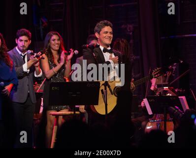 Alejandro Sanz ha conseguito una laurea honoris al Berklee College of Music di Boston, ma, USA, il 6 novembre 2013. La presentazione è seguita da un concerto che mostra la sua musica come interpretata dagli studenti e dalla facoltà di Berklee e ha anche caratterizzato Sanz stesso su canzoni selezionate. Foto di Keiko Hiromi/ABACAPRESS.COM Foto Stock