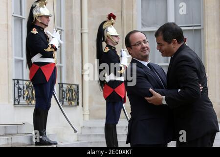 Il presidente francese Francois Hollande dà il benvenuto al presidente dell'Ecuador Rafael Correa prima di un incontro al Palazzo Elysee a Parigi il 7 novembre 2013. Foto di Stephane Lemouton/ABACAPRESS.COM Foto Stock