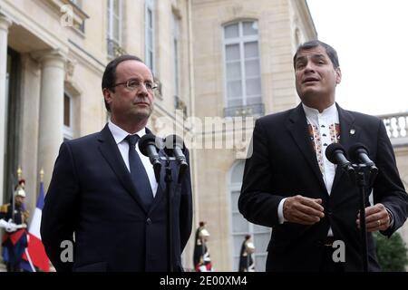 il presidente francese Francois Hollande e il presidente dell'Ecuador Rafael Correa parlano con la stampa dopo il loro incontro al Palazzo Elysee di Parigi il 7 novembre 2013. Foto di Stephane Lemouton/ABACAPRESS.COM Foto Stock