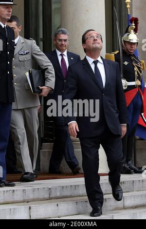 il presidente francese Francois Hollande e il presidente dell'Ecuador Rafael Correa parlano con la stampa dopo il loro incontro al Palazzo Elysee di Parigi il 7 novembre 2013. Foto di Stephane Lemouton/ABACAPRESS.COM Foto Stock