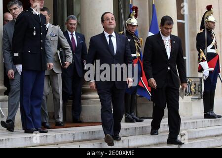 il presidente francese Francois Hollande e il presidente dell'Ecuador Rafael Correa parlano con la stampa dopo il loro incontro al Palazzo Elysee di Parigi il 7 novembre 2013. Foto di Stephane Lemouton/ABACAPRESS.COM Foto Stock