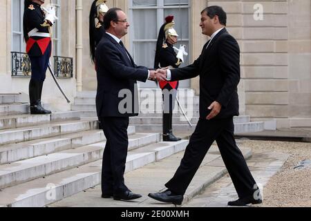 Il presidente francese Francois Hollande dà il benvenuto al presidente dell'Ecuador Rafael Correa prima di un incontro al Palazzo Elysee a Parigi il 7 novembre 2013. Foto di Stephane Lemouton/ABACAPRESS.COM Foto Stock