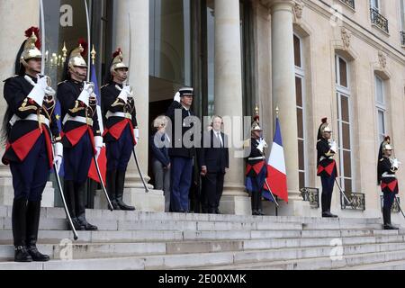 il presidente francese Francois Hollande e il presidente dell'Ecuador Rafael Correa parlano con la stampa dopo il loro incontro al Palazzo Elysee di Parigi il 7 novembre 2013. Foto di Stephane Lemouton/ABACAPRESS.COM Foto Stock