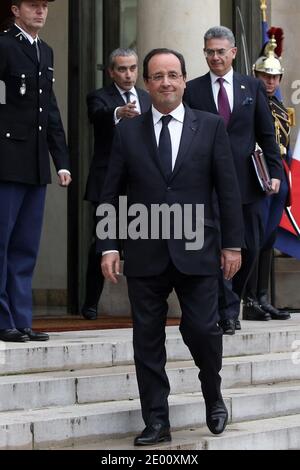 il presidente francese Francois Hollande e il presidente dell'Ecuador Rafael Correa parlano con la stampa dopo il loro incontro al Palazzo Elysee di Parigi il 7 novembre 2013. Foto di Stephane Lemouton/ABACAPRESS.COM Foto Stock