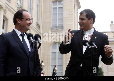 il presidente francese Francois Hollande e il presidente dell'Ecuador Rafael Correa parlano con la stampa dopo il loro incontro al Palazzo Elysee di Parigi il 7 novembre 2013. Foto di Stephane Lemouton/ABACAPRESS.COM Foto Stock