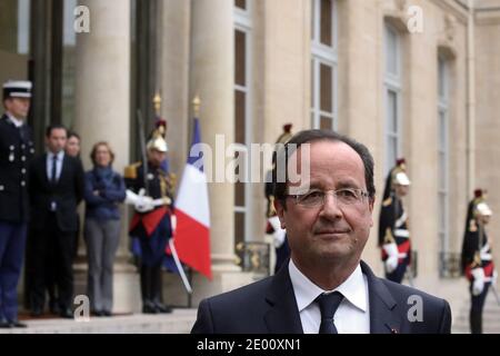 il presidente francese Francois Hollande e il presidente dell'Ecuador Rafael Correa parlano con la stampa dopo il loro incontro al Palazzo Elysee di Parigi il 7 novembre 2013. Foto di Stephane Lemouton/ABACAPRESS.COM Foto Stock