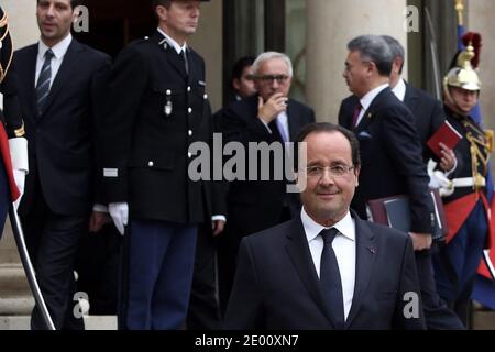 il presidente francese Francois Hollande e il presidente dell'Ecuador Rafael Correa parlano con la stampa dopo il loro incontro al Palazzo Elysee di Parigi il 7 novembre 2013. Foto di Stephane Lemouton/ABACAPRESS.COM Foto Stock