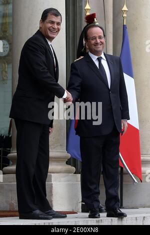 Il presidente francese Francois Hollande dà il benvenuto al presidente dell'Ecuador Rafael Correa prima di un incontro al Palazzo Elysee a Parigi il 7 novembre 2013. Foto di Stephane Lemouton/ABACAPRESS.COM Foto Stock