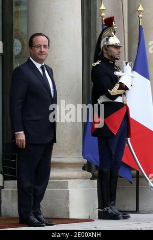 il presidente francese Francois Hollande attende il presidente dell'Ecuador Rafael Correa prima di un incontro al Palazzo Elysee di Parigi il 7 novembre 2013. Foto di Stephane Lemouton/ABACAPRESS.COM Foto Stock