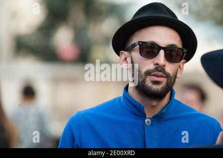 L'artista francese JR ha interpretato il 6 novembre 2013 al Palais de Tokyo, a Parigi, in Francia. L'installazione fa parte del progetto INSIDE OUT, che invita la comunità a far parte di un progetto d'arte pubblica, trasformando il ritratto e l'identità di ogni partecipante in una mostra d'arte comune. Foto di Romain boe/ABACAPRESS.COM Foto Stock