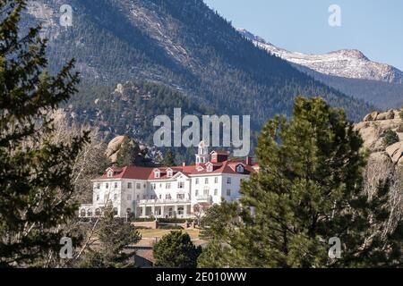 Estes Park, CO - 31 ottobre 2020: Vista dello storico Stanley Hotel nelle Montagne Rocciose di Estes Park Foto Stock