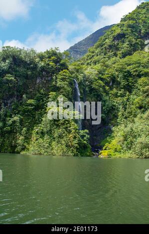 Una cascata o cascata scorre in un laghetto o laghetto del Parco Naturale te Faaiti. Tahiti - vicino a Papeete Foto Stock