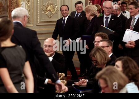 il presidente francese Francois Hollande arriva a una conferenza stampa con il presidente della Commissione europea José Manuel Barroso e il presidente del Consiglio europeo Herman Van Rompuy durante una conferenza dei leader dell'Unione europea per discutere di come affrontare la disoccupazione giovanile, presso il palazzo Elysee, a Parigi, il 12 novembre 2013. Foto di Stephane Lemouton/ABACAPRESS.COM Foto Stock