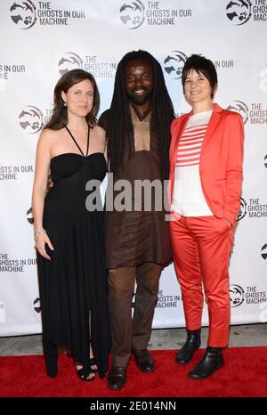 Liz Marshall, Rocky Dawuni e Jo-Anne McArthur arrivano per la prima "The Ghosts in Our Machine" che si tiene presso la Sala della Musica di Laemmle a Beverly Hills, Los Angeles, CA, USA il 15 novembre 2013. Foto di Tonya Wise/ABACAPRESS.COM Foto Stock