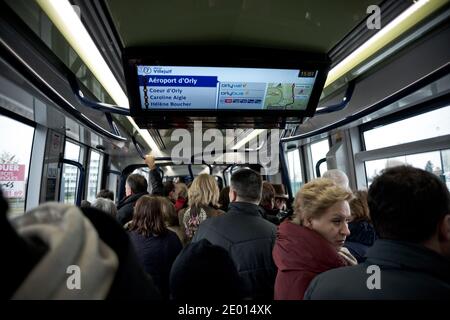 Inaugurazione Tramway 7 che collega Villejuif Aragon ad Athis-Mons, a sud di Parigi. Villejuif, Francia il 16 novembre 2013. Foto di Nicolas Messyasz/ABACAPRESS.COM Foto Stock