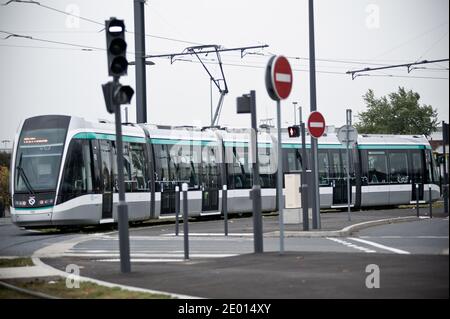 Inaugurazione Tramway 7 che collega Villejuif Aragon ad Athis-Mons, a sud di Parigi. Villejuif, Francia il 16 novembre 2013. Foto di Nicolas Messyasz/ABACAPRESS.COM Foto Stock