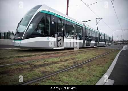 Inaugurazione Tramway 7 che collega Villejuif Aragon ad Athis-Mons, a sud di Parigi. Villejuif, Francia il 16 novembre 2013. Foto di Nicolas Messyasz/ABACAPRESS.COM Foto Stock