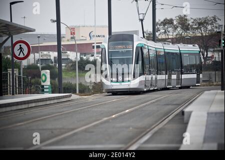 Inaugurazione Tramway 7 che collega Villejuif Aragon ad Athis-Mons, a sud di Parigi. Villejuif, Francia il 16 novembre 2013. Foto di Nicolas Messyasz/ABACAPRESS.COM Foto Stock