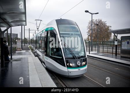 Inaugurazione Tramway 7 che collega Villejuif Aragon ad Athis-Mons, a sud di Parigi. Villejuif, Francia il 16 novembre 2013. Foto di Nicolas Messyasz/ABACAPRESS.COM Foto Stock