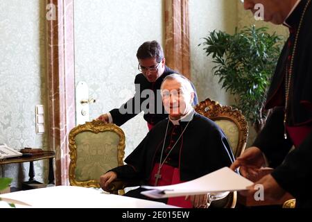 Mons. Pietro Parolin, nuovo Segretario di Stato del Vaticano in Vaticano il 18 novembre 2013. In qualità di Segretario di Stato, Parolin avrà il posto numero due in Vaticano. A 58 anni, ha servito nella diplomazia vaticana per 27 anni. Succede al Cardinale Tarcisio Bertone, che è stato incolpato di molti dei gaffi e dei problemi del papato di Benedetto XVI. Foto di ABACAPRESS.COM Foto Stock