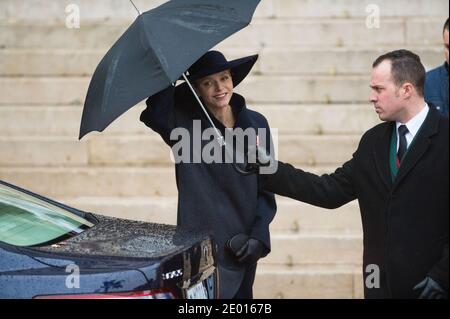 La Principessa Charlene di Monaco lascia la Cattedrale di Monaco dopo una messa durante le cerimonie ufficiali per la Giornata Nazionale di Monaco alla Cattedrale di Notre-Dame-Immaculee de Monaco il 19 novembre 2013 a Monte-Carlo, Monaco. Foto di Christophe Guibbaud/ABACAPRESS.COM Foto Stock