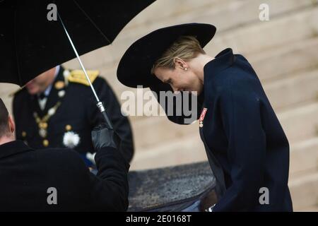 La Principessa Charlene di Monaco lascia la Cattedrale di Monaco dopo una messa durante le cerimonie ufficiali per la Giornata Nazionale di Monaco alla Cattedrale di Notre-Dame-Immaculee de Monaco il 19 novembre 2013 a Monte-Carlo, Monaco. Foto di Christophe Guibbaud/ABACAPRESS.COM Foto Stock