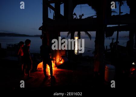 Una vista della città di Tacloban nelle Filippine dopo il super tifone Haiyan il 17 novembre 2013. Foto di Christian Mouchet/ABACAPRESS.COM Foto Stock