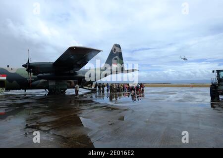 I civili sfollati dagli aerei alla base aerea di Tacloban, il 17 novembre 2013, prima di essere trasportati a Manila. I membri del servizio degli Stati Uniti stanno assistendo le forze armate delle Filippine mentre preparano gli sforzi di recupero per le persone colpite nel periodo successivo al tifone Haiyan. Foto di Christian Mouchet/ABACAPRESS.CO Foto Stock