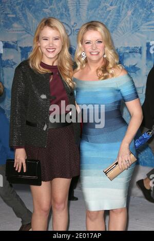 Taylor Spreitler e Melissa Joan Hart arrivano alla prima del film Frozen tenutosi presso l'El Capitan Theatre di Hollywood, Los Angeles, CA, USA, il 19 novembre 2013. Foto di Krista Kennel/ABACAPRESS.COM Foto Stock