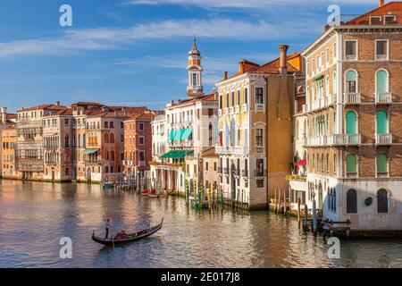 Sera luce del sole sugli edifici lungo il Canal Grande, Venezia, Italia Foto Stock