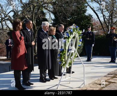 Il presidente Barack Obama (II-L), la prima signora Michelle Obama (L), l'ex presidente Bill Clinton (2-R) e l'ex segretario di Stato Hillary Clinton depongono una corona alla gravesita per il presidente John F. Kennedy al cimitero nazionale di Arlington ad Arlington, VA, USA, 20 novembre 2013. Questo venerdì celebrerà il 50° anniversario dell'assassinio del presidente Kennedy il 22 novembre 1961. Foto di Pat Benic/piscina/ABACAPRESS.COM Foto Stock