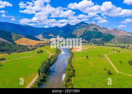 Paesaggio della Nuova Zelanda lungo il fiume Peloro Foto Stock