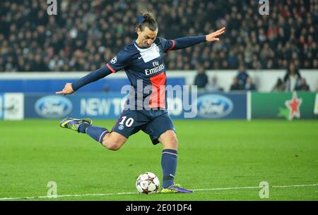 Il PSG's Zlatan Ibrahimovic durante la partita di calcio del gruppo C della UEFA Champions League, Paris Saint-Germain Vs Olympiacos FC al Parc des Princes di Parigi, Francia, il 27 2013 novembre. Parigi ha vinto 2-1. Foto di Christian Liegi/ABACAPRESS.COM Foto Stock