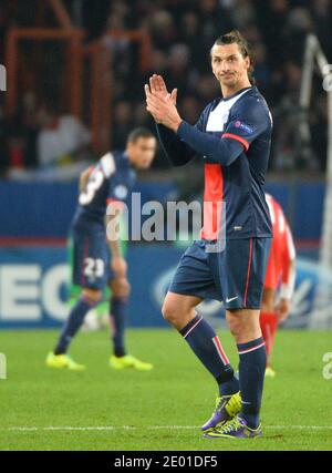 Il PSG's Zlatan Ibrahimovic durante la partita di calcio del gruppo C della UEFA Champions League, Paris Saint-Germain Vs Olympiacos FC al Parc des Princes di Parigi, Francia, il 27 2013 novembre. Parigi ha vinto 2-1. Foto di Christian Liegi/ABACAPRESS.COM Foto Stock