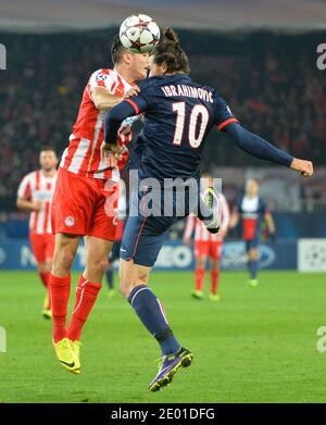 Il PSG's Zlatan Ibrahimovic durante la partita di calcio del gruppo C della UEFA Champions League, Paris Saint-Germain Vs Olympiacos FC al Parc des Princes di Parigi, Francia, il 27 2013 novembre. Parigi ha vinto 2-1. Foto di Christian Liegi/ABACAPRESS.COM Foto Stock