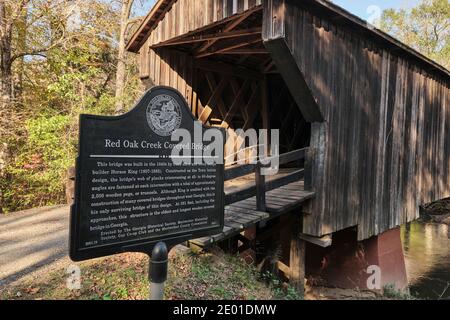 Ponte coperto di Red Oak Creek costruito da Horace King nel 1840's nella Georgia occidentale rurale, Stati Uniti. Foto Stock