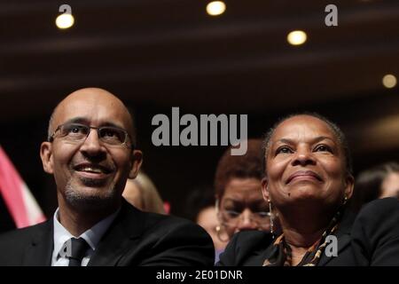 Il Ministro della Giustizia Christiane Taubira e il primo segretario del Partito Socialista (PS) Harlem Desir sono stati raffigurati durante un incontro ospitato dal Partito Socialista Francese a "far schiudere la Repubblica contro gli estremismi", a Parigi, in Francia, il 27 novembre 2013. Foto di Stephane Lemouton/ABACAPRESS.COM Foto Stock