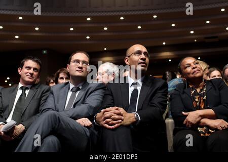 Il Ministro degli interni Manuel Valls, il primo segretario del Partito socialista (PS) Harlem Desir, il ministro della Giustizia Christiane Taubira e il ministro dell'Istruzione Vincent Peillon sono stati raffigurati durante un incontro ospitato dal Partito socialista francese a "far soffrire la Repubblica contro gli estremismi", a Parigi, in Francia, il 27 novembre 2013. Foto di Stephane Lemouton/ABACAPRESS.COM Foto Stock