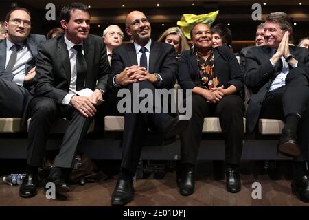 Guillaume Bachelay, ministro degli interni Manuel Valls, primo segretario del Partito socialista (PS) Harlem Desir, ministro della Giustizia Christiane Taubira, ministro dell'Istruzione Vincent Peillon e David Assouline sono raffigurati durante un incontro ospitato dal Partito socialista francese a 'far finta la Repubblica contro gli estremismi', a Parigi, in Francia, il 27 novembre 2013. Foto di Stephane Lemouton/ABACAPRESS.COM Foto Stock