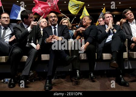 Guillaume Bachelay, ministro degli interni Manuel Valls, primo segretario del Partito socialista (PS) Harlem Desir, ministro della Giustizia Christiane Taubira, ministro dell'Istruzione Vincent Peillon e David Assouline sono raffigurati durante un incontro ospitato dal Partito socialista francese a 'far finta la Repubblica contro gli estremismi', a Parigi, in Francia, il 27 novembre 2013. Foto di Stephane Lemouton/ABACAPRESS.COM Foto Stock