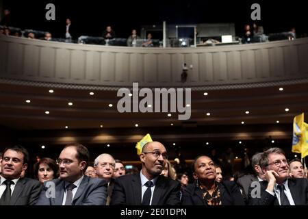 Il Ministro degli interni Manuel Valls, Guillaume Bachelay, il primo segretario del Partito socialista (PS) Harlem Desir, il ministro della Giustizia Christiane Taubira e il ministro dell'Istruzione Vincent Peillon sono stati raffigurati durante un incontro ospitato dal Partito socialista francese a 'far soffrire la Repubblica contro gli estremismi', a Parigi, in Francia, il 27 novembre 2013. Foto di Stephane Lemouton/ABACAPRESS.COM Foto Stock