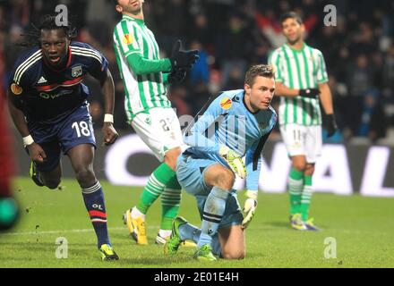 Ola' s Bafetimbi Gomis festeggia dopo aver segnato la partita di calcio del campionato UEFA Europa, Olympique de Lyon vs Real Betis Balompie, allo stadio Gerland di Lione, Francia, il 28 novembre 2013. OL ha vinto 1-0. Foto di Vincent Dargent/ABACAPRESS.COM Foto Stock