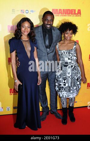 Naomie Harris, Idris Elba e Lidiwe Matshikiza arrivano alla prima del film Mandela: Long Walk to Freedom tenutosi presso la sede dell'UNESCO, a Parigi, in Francia, il 2 dicembre 2013. Foto di Aurore Marechal/ABACAPRESS.COM Foto Stock