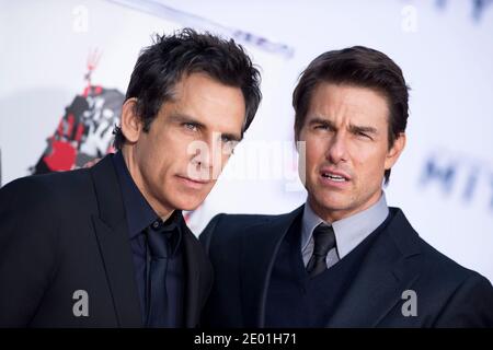 L'attore Tom Cruise è in piedi con l'attore ben Stiller mentre Stiller è onorato con una cerimonia della mano e dell'impronta al TCL Chinese Theatre a Los Angeles, CA, USA il 3 dicembre 2013. Foto di Lionel Hahn/ABACAPRESS.COM Foto Stock