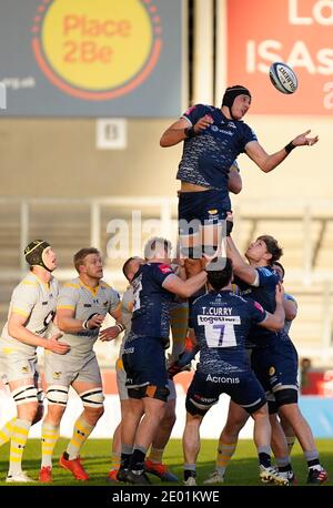Vendita Sharks lock JP Du Preez Juggles la palla a. Una line-out durante la Gallagher Premiership Rugby Match sale Sharks -V- vespe all'AJ Bell Stadiu Foto Stock