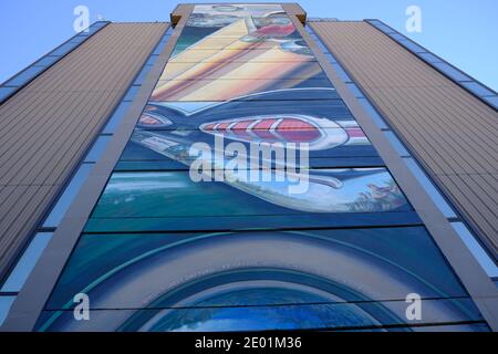 Murale pazzo di alcune auto sul lato di un edificio nel centro di Lafayette, Louisiana. La firma dell'artista è nel quadro. Foto Stock