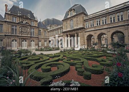 Splendidi giardini ornati del museo Carnavalet a Parigi Foto Stock